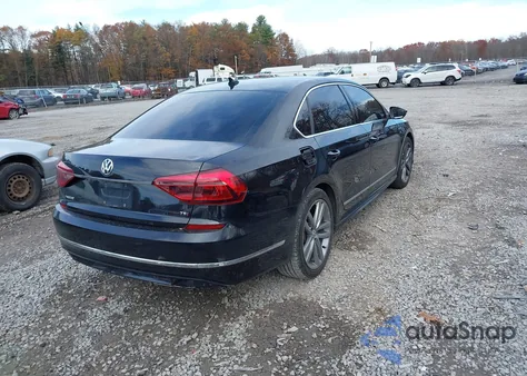 2017 Volkswagen Passat 1.8T R-Line z USA, uszkodzony, nr VIN 1VWDT7A39HC055094